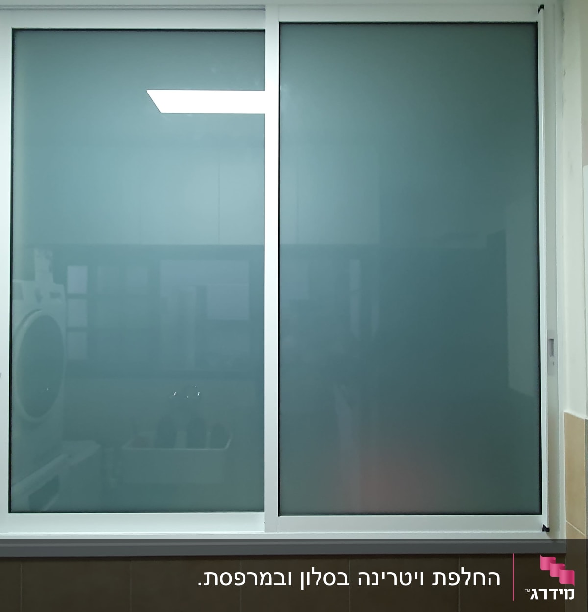 מסגרת אלומיניום לחלון זכוכית חלבית